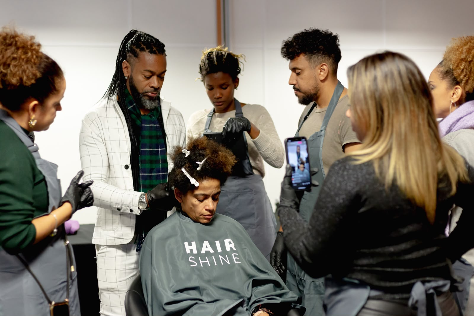 Turma acompanhando atendimento prático em cabelo cacheado na formação MDC