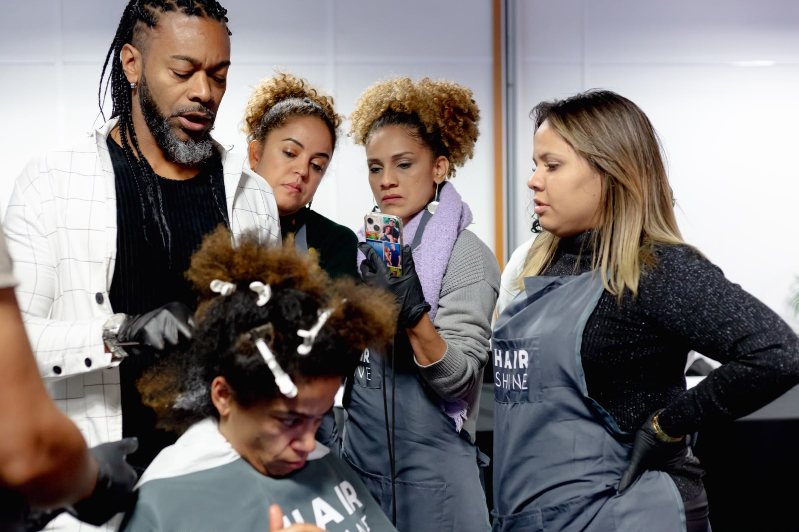 Wilson Farias demonstrando técnica de cachos para alunas em aula prática